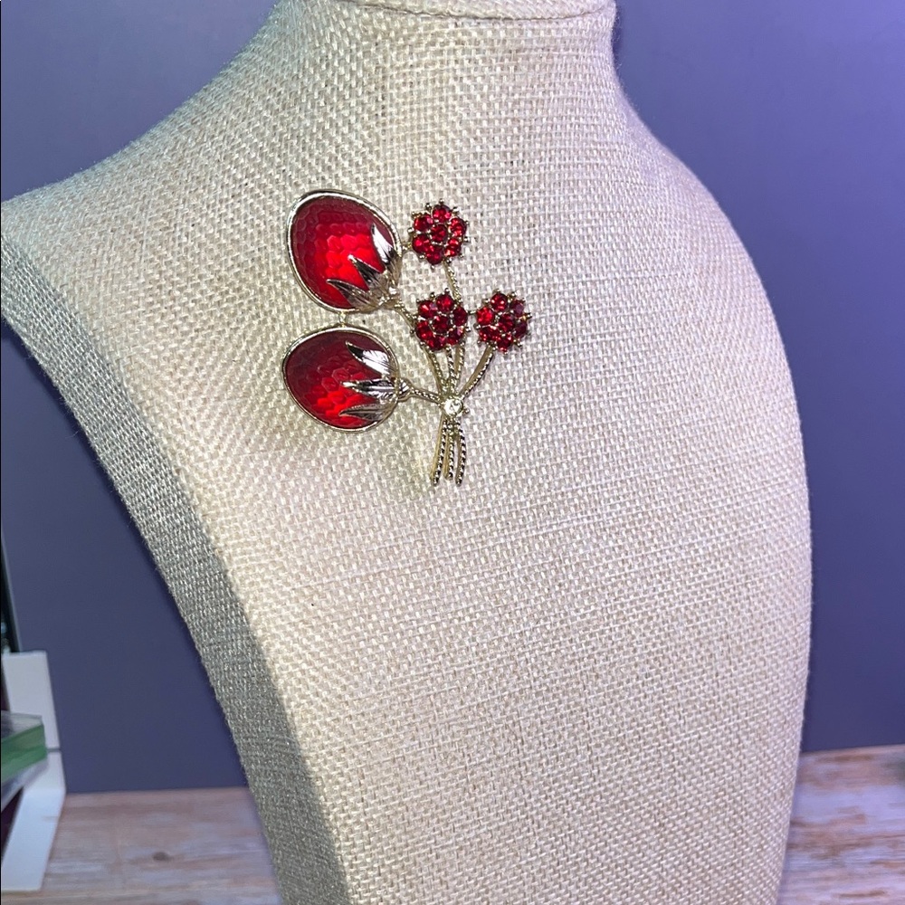1960s Sarah Coventry vintage brooch red strawberries pin goldtone metal marked - Picture 4 of 11